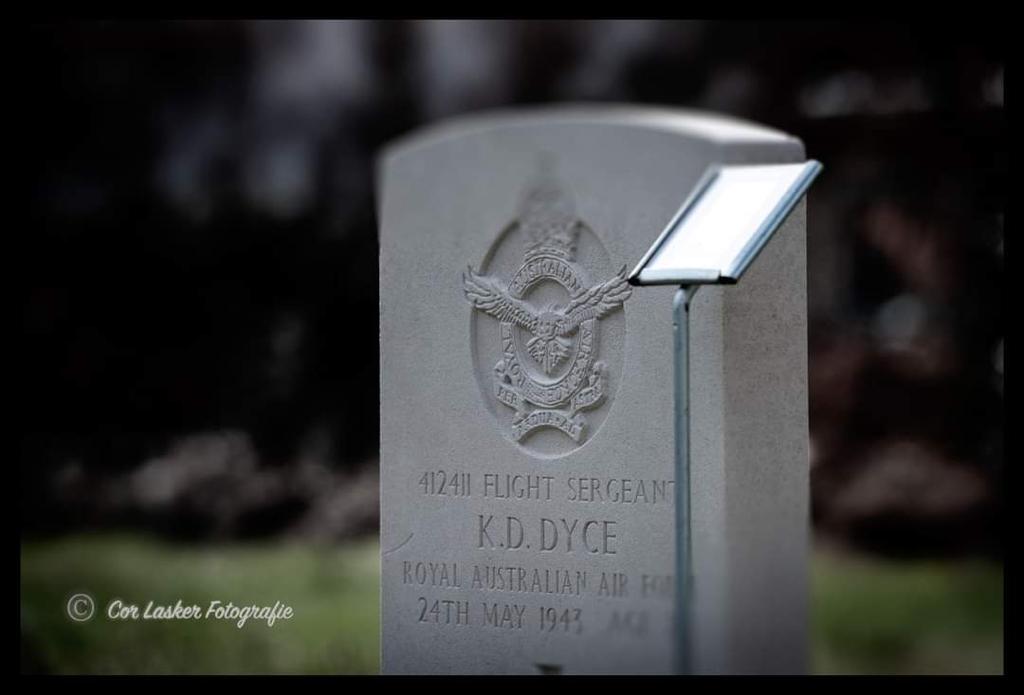 Grafsteen van Flight Sergeant K.D. DYCE gefotografeerd door Cor Lasker Fotografie